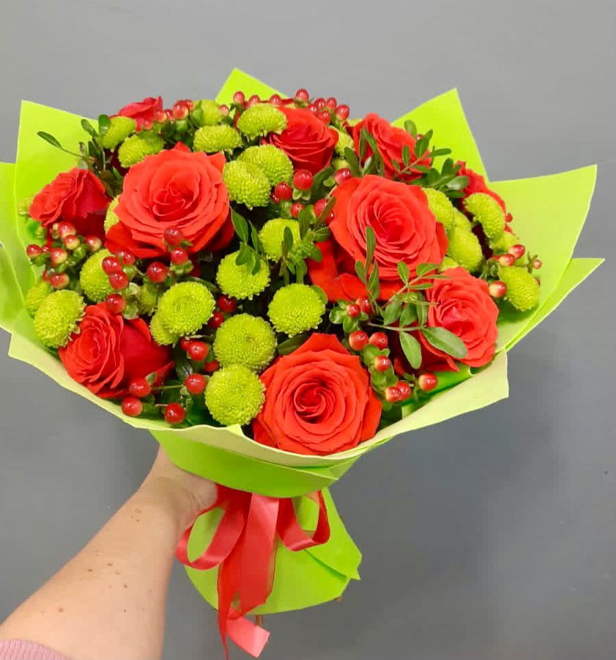 Букет цветов из: Хризантемы и Розы в Рождественском