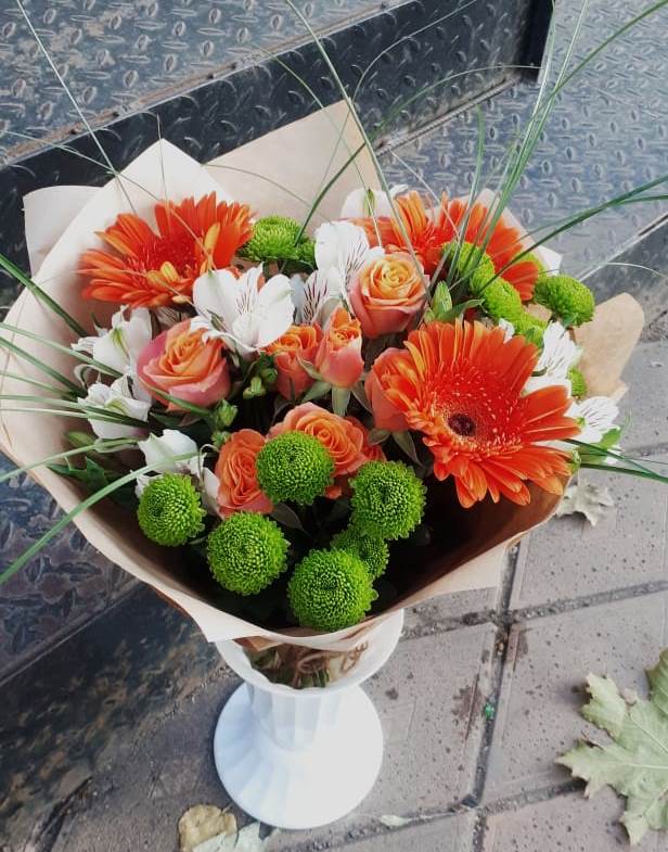 Букет цветов из: Герберы, Хризантемы, Альстромерии и Розы в Рождественском