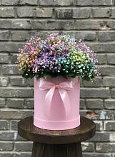 Цветочная композиция из Гипсофила и Розы в шляпной коробке в Рождественском