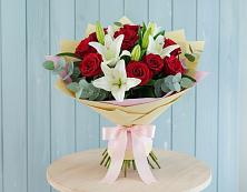 Букет цветов из:  Лилии и Розы в Рождественском