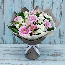 Букет цветов из:  Герберы, Альстромерии и Хризантемы #REPLACE_PRED# Рождественском