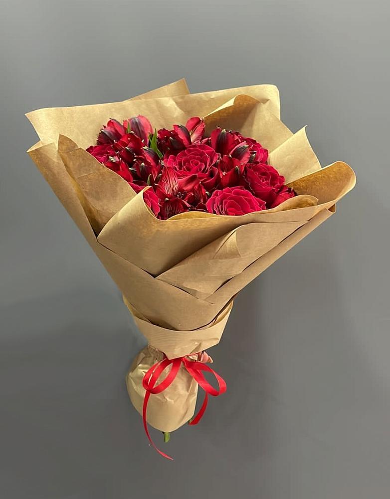 Букет цветов из: Альстромерии и Розы в Рождественском