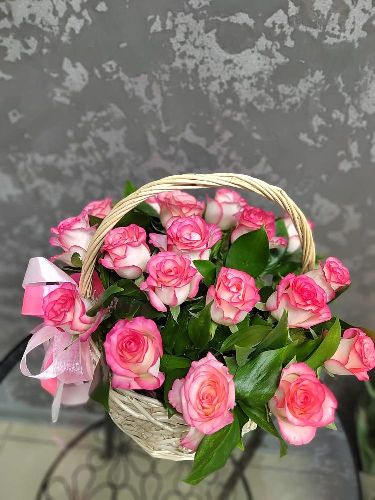 Цветочная композиция из Розы в корзине в Рождественском