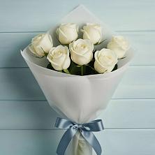 Букет 7 Белых роз Эдлесс Лав в Рождественском