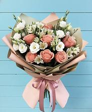 Букет цветов из:  Розы, Альстромерии и Лизиантусы в Рождественском