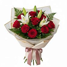 Букет цветов из:  Лилии и Розы #REPLACE_PRED# Рождественском