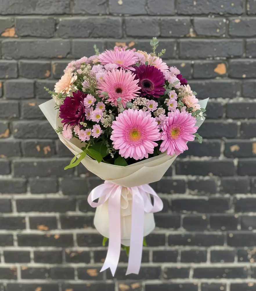 Букет цветов из: Герберы и Хризантемы в Рождественском