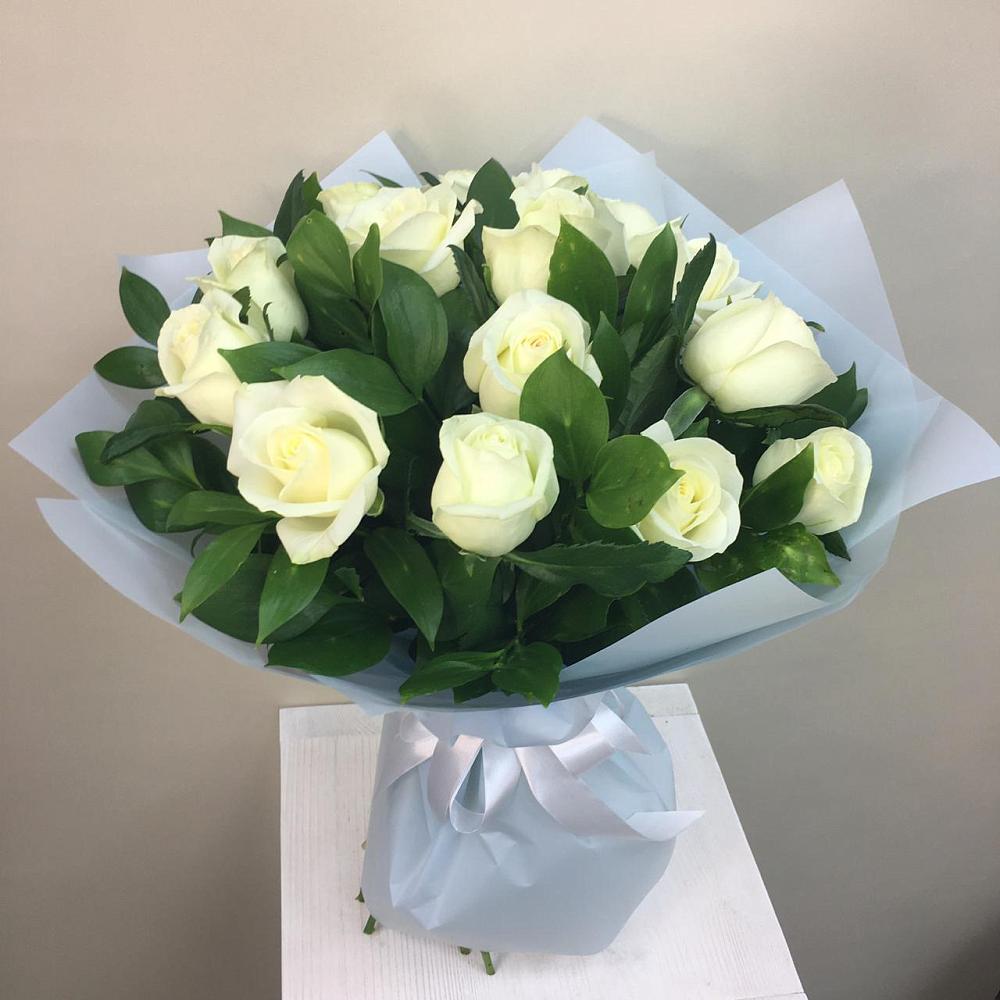 Букет 15 Белых роз Проуд в Рождественском