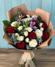 Букет цветов из:  Розы и Альстромерии #REPLACE_PRED# Рождественском