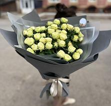 Букет Белые кустовые розы Солинеро в Рождественском