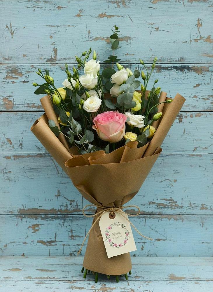 Букет цветов из: Розы и Лизиантусы в Рождественском