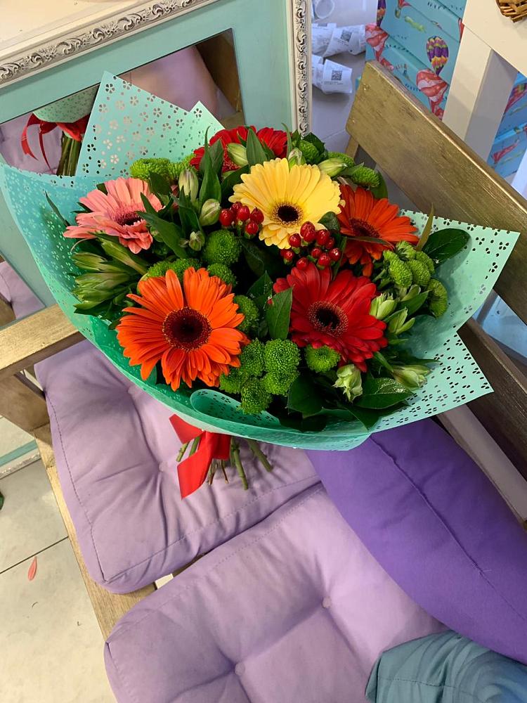 Букет цветов из: Герберы, Хризантемы и Альстромерии в Рождественском