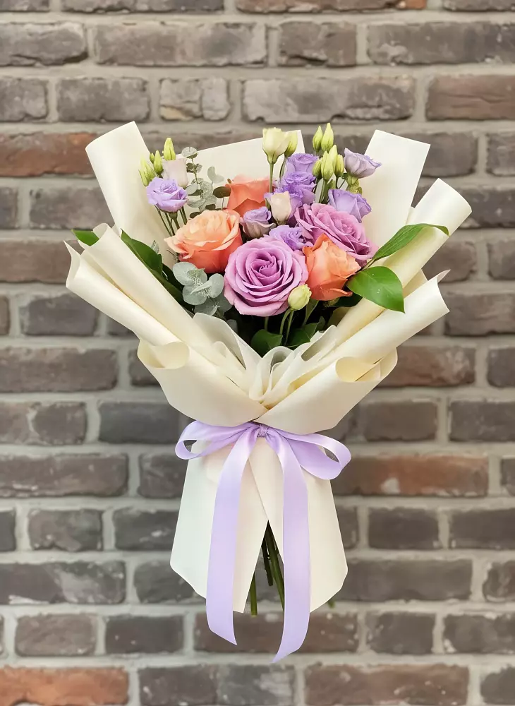 Букет цветов из: Лизиантусы и Розы в Рождественском