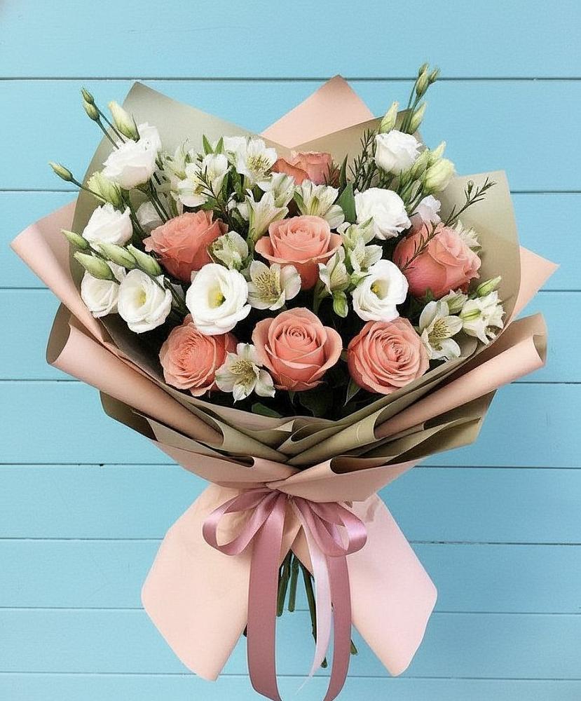 Букет цветов из: Розы, Альстромерии и Лизиантусы в Рождественском