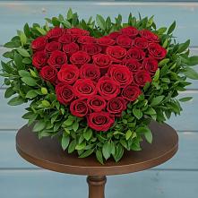 Цветочная композиция из Розы в виде сердца в Рождественском