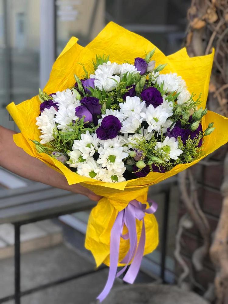 Букет цветов из: Ирисы, Хризантемы и Ромашки в Рождественском