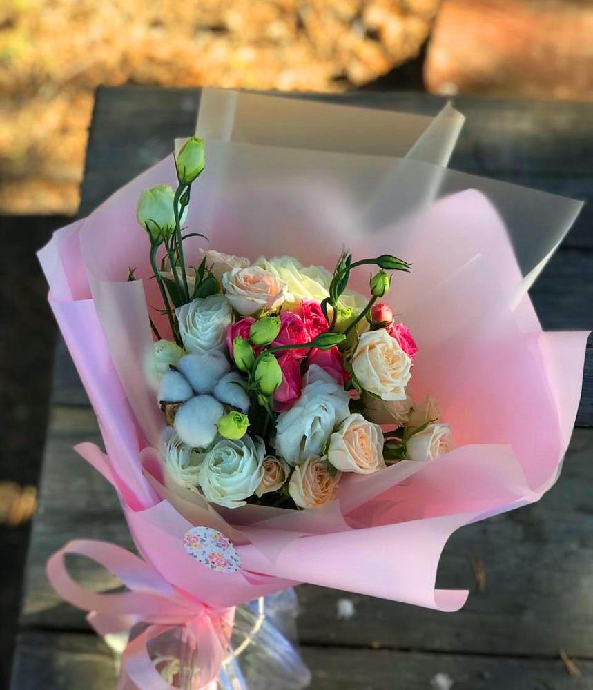 Букет цветов из: Розы и Лизиантусы в Рождественском