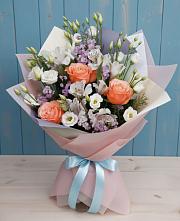 Букет цветов из:  Лизиантусы, Розы, Альстромерии и Гипсофила в Рождественском