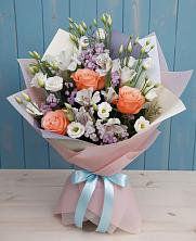 Букет цветов из:  Лизиантусы, Розы, Альстромерии и Гипсофила в Рождественском