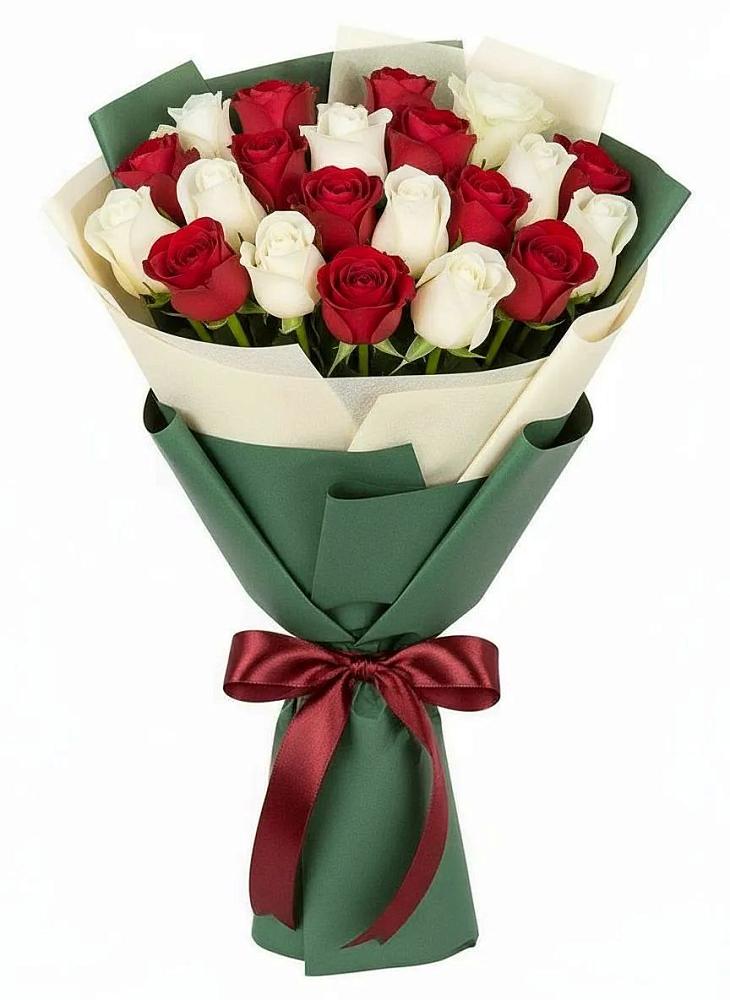 Букет Микс из красных и белых роз в Рождественском