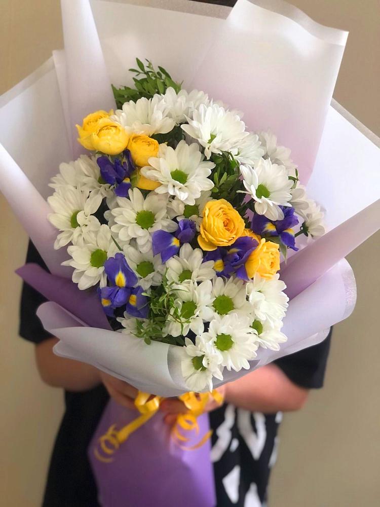 Букет цветов из: Ирисы, Хризантемы и Розы в Рождественском