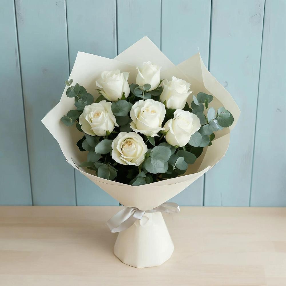 Букет Белые розы в Эвкалипте в Рождественском