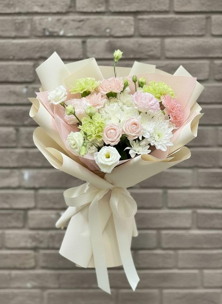 Букет цветов из: Гвоздики, Розы, Лизиантусы и Хризантемы в Рождественском