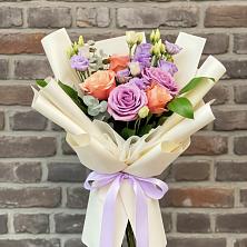 Букет цветов из:  Лизиантусы и Розы в Рождественском