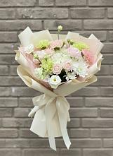 Букет цветов из:  Гвоздики, Розы, Лизиантусы и Хризантемы #REPLACE_PRED# Рождественском