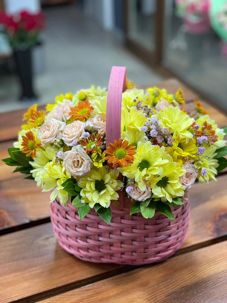 Цветочная композиция из Хризантемы и Розы в корзине в Рождественском
