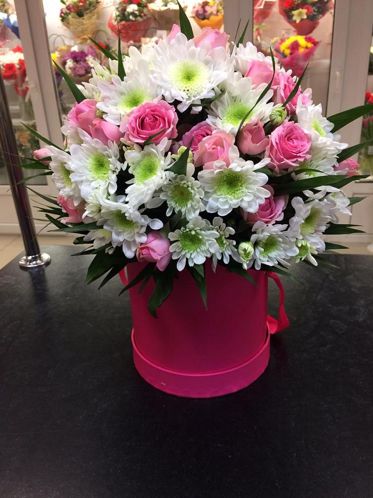 Цветочная композиция из Розы и Хризантемы в шляпной коробке в Рождественском