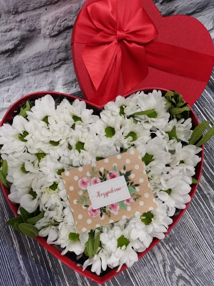 Цветочная композиция из Хризантемы в виде сердца в Рождественском