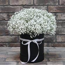 Цветочная композиция из Гипсофила в шляпной коробке в Рождественском