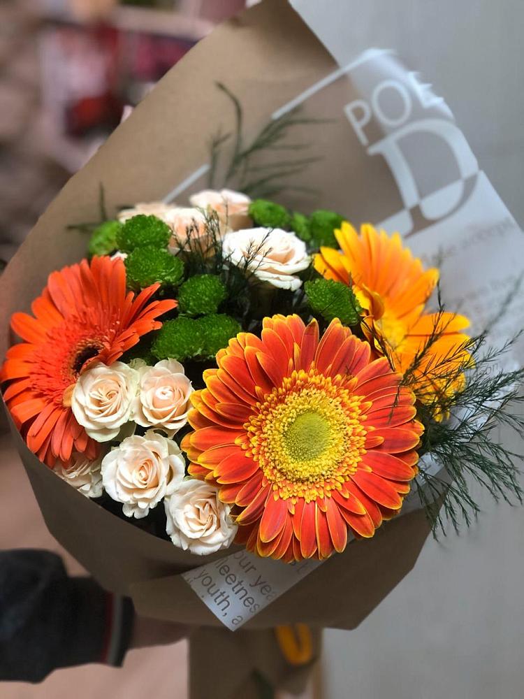 Букет цветов из: Герберы, Хризантемы и Розы в Рождественском