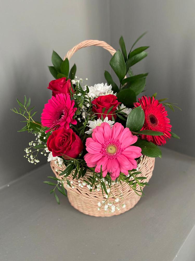 Цветочная композиция из Розы, Хризантемы и Герберы в корзине в Рождественском