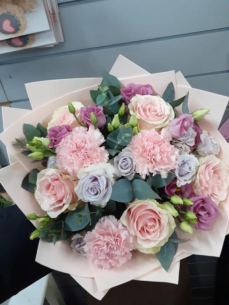 Букет цветов из: Розы, Гвоздики и Лизиантусы в Рождественском