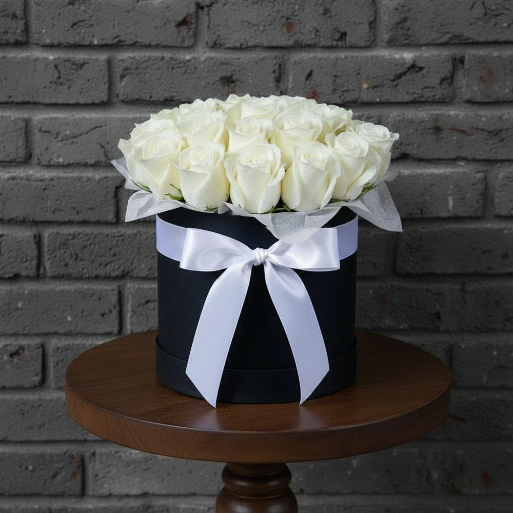 Цветочная композиция из Розы в шляпной коробке в Рождественском