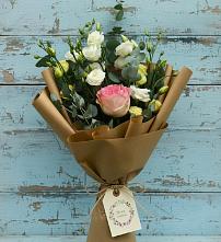 Букет цветов из:  Розы и Лизиантусы #REPLACE_PRED# Рождественском