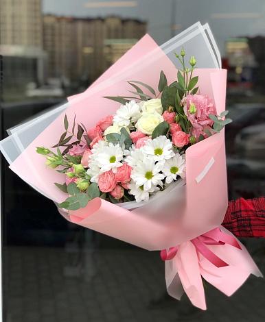 Букет цветов из: Розы, Лизиантусы и Хризантемы в Рождественском