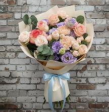 Букет цветов из:  Розы, Лизиантусы и Гвоздики в Рождественском