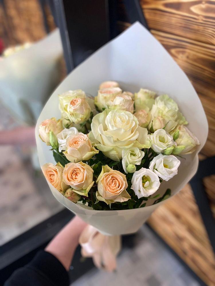 Букет цветов из: Розы и Лизиантусы в Рождественском