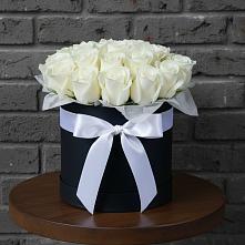 Цветочная композиция из Розы в шляпной коробке в Рождественском